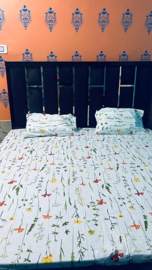 Tandon Lodge On The Ganga Ghat Homestay Varanasi Bagian luar foto