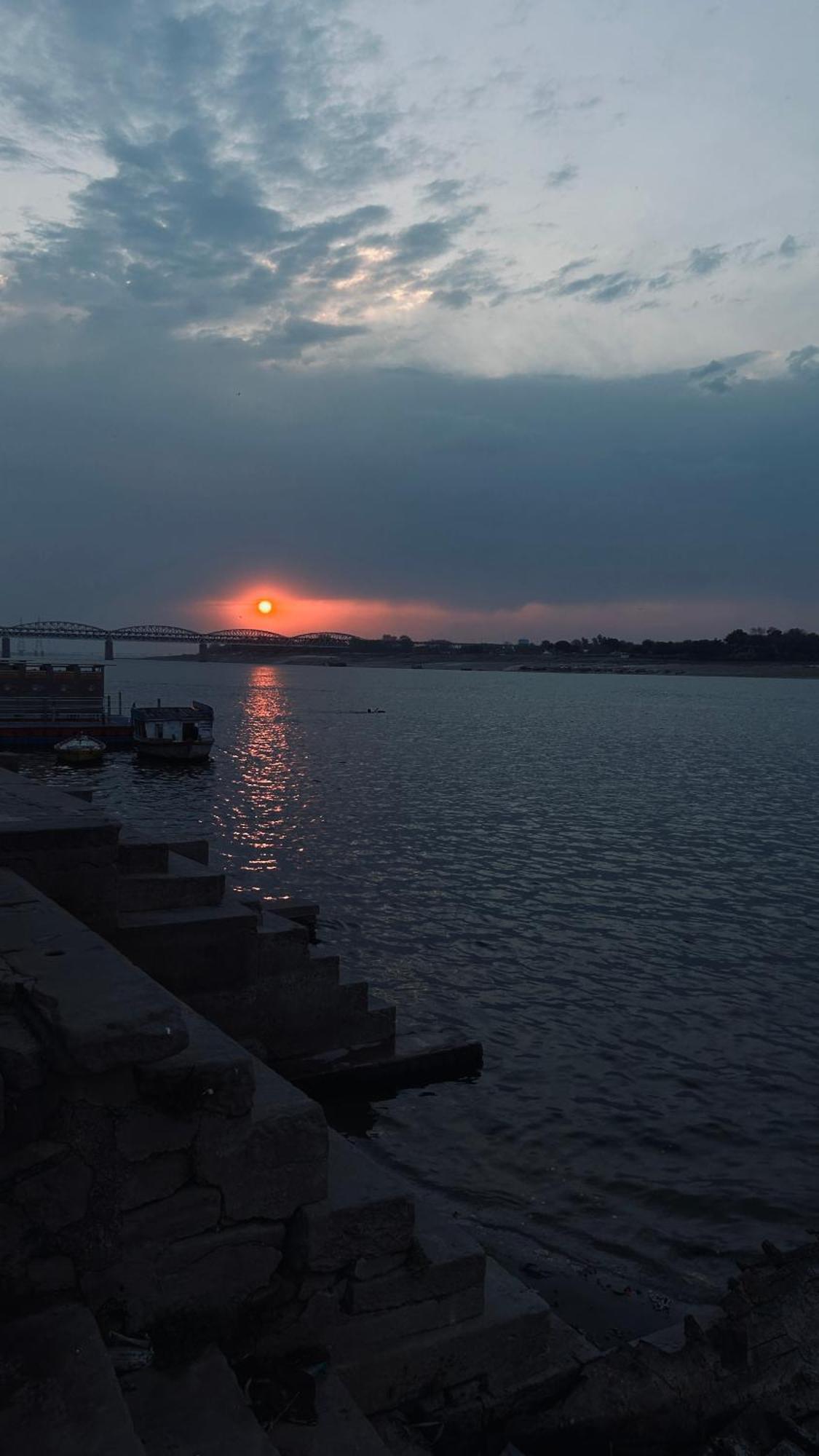 Tandon Lodge On The Ganga Ghat Homestay Varanasi Bagian luar foto